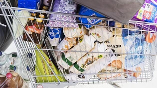 Lebensmittel sind oft in Plastik verpackt. (Symbolbild)