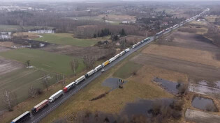 Auf der polnischen Seite des Grenzübergangs Medyka zur Ukraine standen am Samstagnachmittag Lastwagen in einem 42 Kilometer langen Stau.