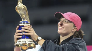 Ein gewontes Bild: Iga Swiatek mit dem Siegerpokal beim Turnier in Doha
