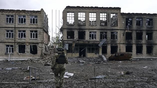 ARCHIV - Der Abzug aus der monatelang umkämpften Stadt Awdijiwka ist für die ukrainische Armee ein weiterer Rückschlag in ihrem Abwehrkampf gegen Russland. Foto: LIBKOS/AP/dpa