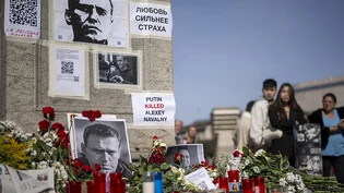 Ein von russischen Bürgern improvisiertes Mahnmal für den Tod von Nawalny. Kremlgegner Alexej Nawalny starb am 16.02.2024 im Alter von 47 Jahren nach Angaben der Justiz in einem sibirischen Straflager. Foto: Lorena Sopêna/EUROPA PRESS/dpa