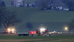 Feuerwehrautos stehen bei der Absturzstelle rund um ein abgestürztes Kleinflugzeug am Sonntag in Grenchen. Der Pilot starb bei dem Unfall.