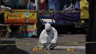 ARCHIV - Ein forensischer Ermittler untersucht den Schauplatz des Angriffs mit in San Miguel Totolapan im südlichen Bundesstaat Guerrero. Foto: Eduardo Verdugo/AP/dpa