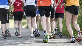 Frauen profitieren eine Studie zufolge von der gleichen Joggingrunde mehr als Männer. (Archivbild)