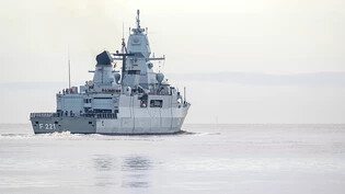 ARCHIV - Die deutsche Fregatte «Hessen» läuft aus dem Hafen aus. Foto: Sina Schuldt/dpa