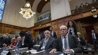 Riyad Al-Maliki (r), der Außenminister der Palästinensischen Autonomiebehörde, und Riyad Mansour, Vertreter der Palästinensischen Autonomiebehörde bei den Vereinten Nationen, bei der Anhörung vor dem Internationalen Gerichtshof in Den Haag. Foto: Peter…