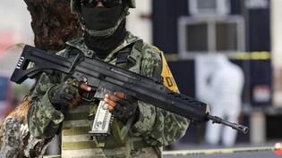 ARCHIV - Ein mexikanischer Soldat steht in der Nähe einer angegriffenen Polizeistation Wache. Im sogenannten Drogenkrieg leidet Mexiko seit Jahren unter hoher Kriminalität. Foto: Mario Armas/AP/dpa