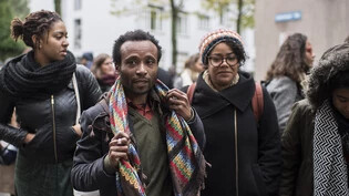 Der Europäische Gerichtshof für Menschenrechte gab Mohamed Wa Baile (2. v. l.) recht. Die Personenkontrolle, die er 2015 im Zürcher Hauptbahnhof verweigerte, war diskriminierend. (Archivbild)