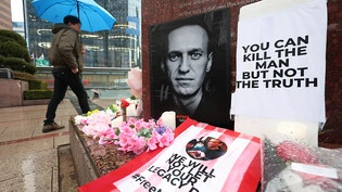 Beileidsbekundungen für Alexej Nawalny vor einem Denkmal mit einem Werk des verstorbenen russischen Dichters Puschkin in Seoul. Foto: yonhap/dpa