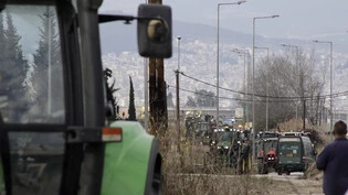 Zahlreiche Bauern haben am Dienstagnachmittag das Stadtzentrum der griechischen Hauptstadt Athen blockiert.