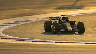 In der Wüste von Bahrain gleich beim ersten Test wieder der klar Schnellste: Max Verstappen