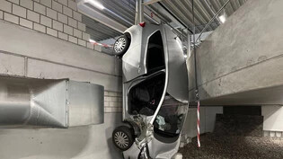 Nach dem Zusammenstoss mit einem anderen Personenwagen stürzte ein Auto in einem Parkhaus in Füllinsdorf im Baselbiet drei Meter in Tiefe. Dabei wurden die Insassen verletzt.