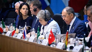 Annalena Baerbock sitzt nur drei Plätze neben Sergej Lawrow (r), Außenminister von Russland, zu Beginn der ersten Arbeitssitzung des G20-Außenministertreffens. Foto: Bernd von Jutrczenka/dpa