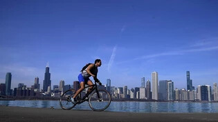 Ein Radfahrer radelt bei ungewöhnlich warmen Temperaturen durch Chicago. (Archivbild)