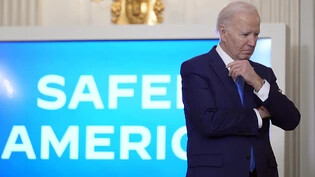 Joe Biden, Präsident der USA, spricht im State Dining Room des Weißen Hauses über seine Maßnahmen zur Verbrechensbekämpfung und zur Erhöhung der Sicherheit in den Gemeinden. Foto: Andrew Harnik/AP/dpa