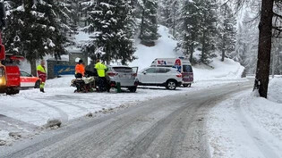 Von Fahrbahn abgekommen: Ein Auto mit drei Insassen kam am Freitagmorgen aufgrund des Schnees von der Strasse ab und kollidierte mit einem Auto auf der Gegenspur. Die drei Insassen des einen Autos wurden bei dem Unfall verletzt. 