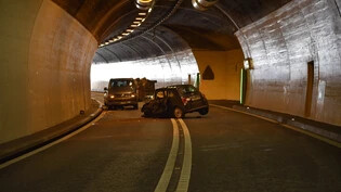 Schwerer Autounfall: Ein Auto prallte in die Mauer der Tunnelnische und der Autolenker konnte nur noch tot geborgen werden.
