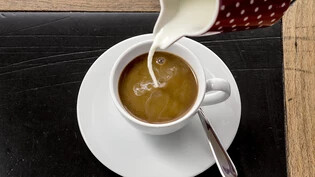 Forschende aus den USA stellten keinen Zusammenhang zwischen Koffein und Kopfschmerzen fest. (Archivbild)