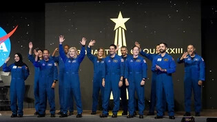 Die Astronauten der Nasa-Absolventengruppe XXIII winken der Menge zu, während sie bei der Abschlussfeier im Johnson Space Center in Houston vorgestellt werden. Foto: Yi-Chin Lee/Houston Chronicle/AP/dpa