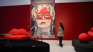 Die Ausstellung "Objekte der Begierde" zeigt, wie der Surrealismus Designschaffende inspiriert hat.