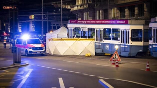 Beim Hauptbahnhof in Zürich ist es am Freitagabend zu einer Kollision mit einem Tram gekommen.