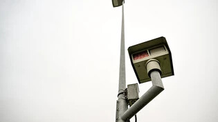 ARCHIV - Eine Radarfalle steht an der Straße. Foto: Felix Kästle/dpa