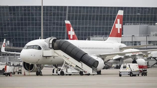 Flugzeuge der Gesellschaft Swiss stehen auf dem Flughafen in Zürich. (Archivbild)