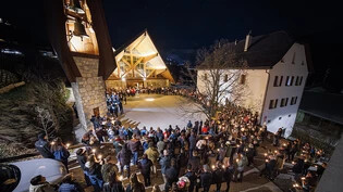 In der Walliser Gemeinde Vex versammeln sich am Montagabend rund 300 Menschen zu einer Mahnwache für die fünf tot geborgenen Skitourenfahrer.