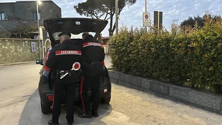 ARCHIV - Zwei Beamte der italienischen Carabinieri an ihrem Auto. Foto: Christoph Sator/dpa