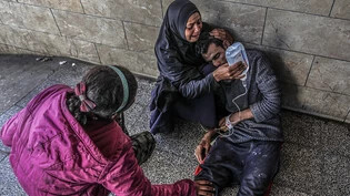Eine Palästinenserin hält im Al-Najjar-Krankenhaus eine Glukoselösung für ihren Verwandten, der bei einem israelischen Luftangriff in der Nähe eines Lagerhauses des Hilfswerks der Vereinten Nationen für Palästinaflüchtlinge (UNRWA) verletzt wurde. Foto:…
