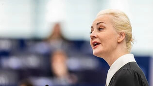 ARCHIV - Julia Nawalnaja, Witwe von Alexej Nawalny, steht im Plenarsaal des Europäischen Parlaments in Straßburg. Foto: Philipp von Ditfurth/dpa