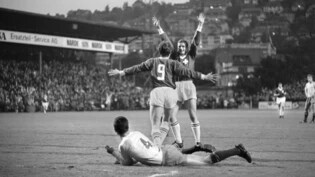 Am 24. Mai 1967 jubelt Rolf Blättler mit Fritz Künzli (9) im Hardturm-Stadion in Zürich. Die Schweiz gewinnt das EM-Qualifikationsspiel gegen Rumänien 7:1. Nun ist Blättler im Alter von 81 Jahren verstorben