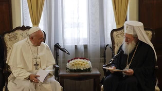 ARCHIV - Papst Franziskus (l) trifft Neofit von Bulgarien, den Patriarchen der Bulgarisch-Orthodoxen Kirche. Foto: Alessandra Tarantino/AP Pool/dpa