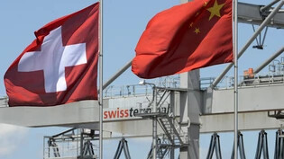 Freihandelsabkommen und aussenwirtschaftliche Öffnung fördern laut OECD die Widerstandsfähigkeit eines Landes im globalen Wettbewerb. (Archivbild vom Rheinhafen in Basel mit chinesischer Flagge)