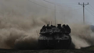 Ein israelischer Panzer bewegt sich in der Nähe der Grenze zum Gazastreifen im Süden Israels. Foto: Tsafrir Abayov/AP/dpa