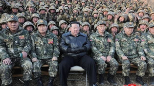 HANDOUT - Die von der staatlichen nordkoreanischen Nachrichtenagentur KCNA am 07.03.2024 zur Verfügung gestellte undatierte Aufnahme zeigt nach Angaben von KCNA Kim Jong Un, Machthaber in Nordkorea, während des Besuchs einer militärischen…