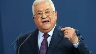 ARCHIV - Mahmud Abbas, Präsident der Palästinensischen Autonomiebehörde, beantwortet nach einem Gespräch mit dem Bundeskanzler auf einer Pressekonferenz Fragen von Journalisten. Foto: Wolfgang Kumm/dpa