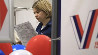 Ein Mitglied der Wahlkommission zählt die Stimmzettel in einem Wahllokal während der Präsidentschaftswahlen. Foto: Uncredited/AP/dpa