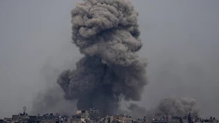 Rauch und Explosionen steigen im Gazastreifen auf. Foto: Ariel Schalit/AP/dpa