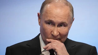 Der Wahlverlierer: Zumindest die Russinnen und Russen in der Schweiz haben Wladimir Putin nicht zum Präsidenten gewählt. Die Angst des 71-Jährigen vor einer Niederlage war so gross, dass er mehrere Rivalinnen und Rivalen im Vorfeld von der Wahl…