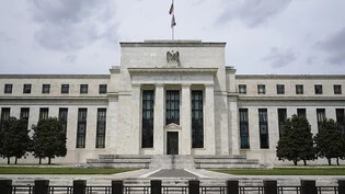 Die US-Notenbank Federal Reserve dürfte an diesem Mittwoch ihren Leitzins weiter stabil auf hohem Niveau halten. Um 19.00 Uhr MEZ will die Fed ihre Entscheidung zum weiteren Kurs der Geldpolitik bekannt geben. (Archivbild)