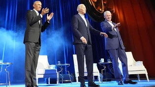 US-Präsident Joe Biden (M) und die ehemaligen US-Präsidenten Barack Obama (l) und Bill Clinton nehmen an einer Benefizveranstaltung in der Radio City Music Hall teil. Foto: Alex Brandon/AP