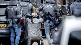 dpatopbilder - Ein Mann wird vom DSI, einer Spezialeinheit der niederländischen Polizei,  vor einem Café in Ede festgenommen. Foto: Remko De Waal/ANP/dpa