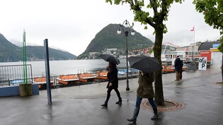 Regnerischer Tag im April 2014 an der Uferpromenade von Lugano. (Archivbild)