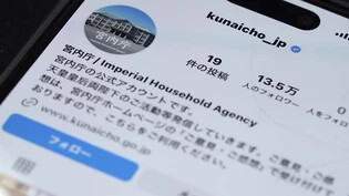 Ein Teil der Instagram-Seite des japanischen Kaiserhauses ist in Tokio auf einem Mobiltelefon zu sehen. Foto: Eugene Hoshiko/AP