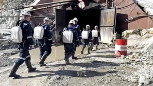 HANDOUT - Auf diesem vom Pressedienst des russischen Ministeriums für Katastrophenschutz veröffentlichten Handout-Foto gehen Mitarbeiter des russischen Katastrophenschutzes zu der eingestürzten Goldmine im Bezirk Zeysk in der Region Amur im Osten…