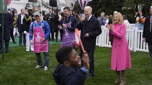 Joe Biden (2.v.r), Präsident der USA, und First Lady Jill Biden (r) nehmen beim Ostereier-Rollen auf dem Südrasen im Weißen Haus teil. Foto: Evan Vucci/AP/dpa