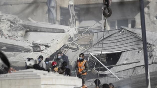 ARCHIV - Rettungskräfte arbeiten an einem von einem Luftangriff getroffenen Gebäude in der syrischen Hauptstadt Damaskus. Foto: Omar Sanadiki/AP/dpa