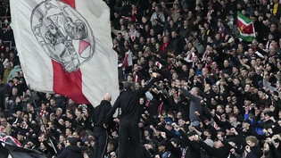 Sportlich läuft es bei Ajax Amsterdam in dieser Saison nicht nach Wunsch. Nun gibt es auch noch Ärger in der Chefetage: Geschäftsführer Axel Kroes wird des Insider-Handels verdächtigt
