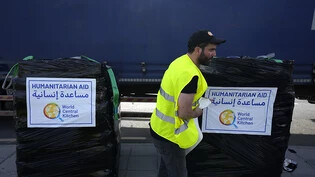 ARCHIV - Ein Mitarbeiter der World Central Kitchen bereitet in einem Lagerhaus eine Palette mit humanitärer Hilfe für den Transport zum Hafen von Larnaca vor, von wo aus sie nach Gaza verschifft werden soll. Foto: Petros Karadjias/AP/dpa